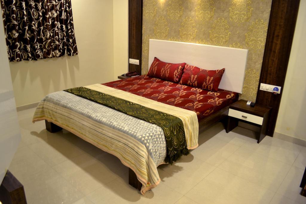 Hotel Sapphire Junagadh Zimmer foto